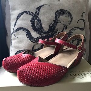L'Artiste red leather wedge clogs size 8.5